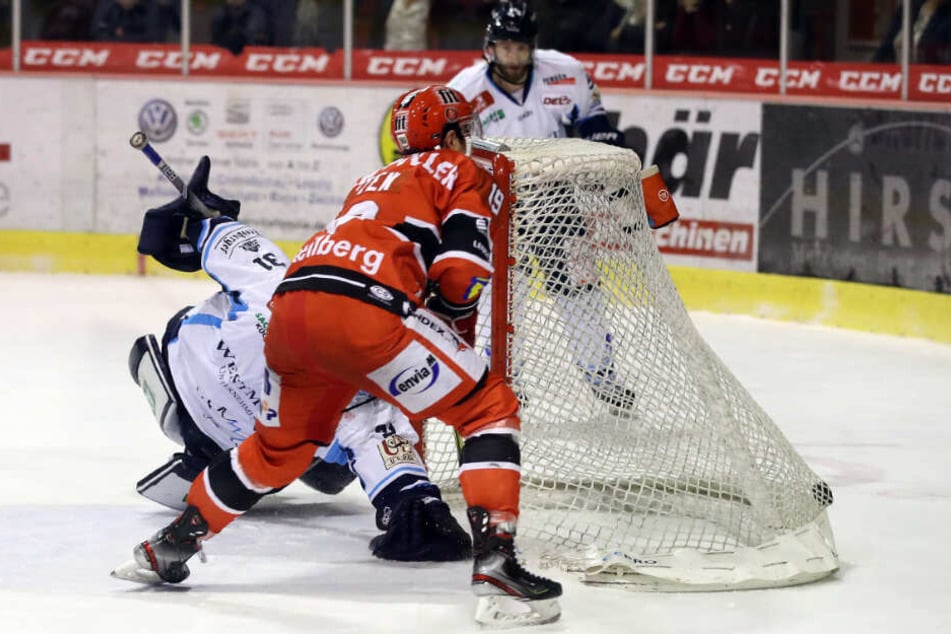Austin Fyten (v.) netzt hier völlig frei ein, während Eislöwen-Goalie Marco Eisenhut der Scheibe versucht hinterherzuhechten.