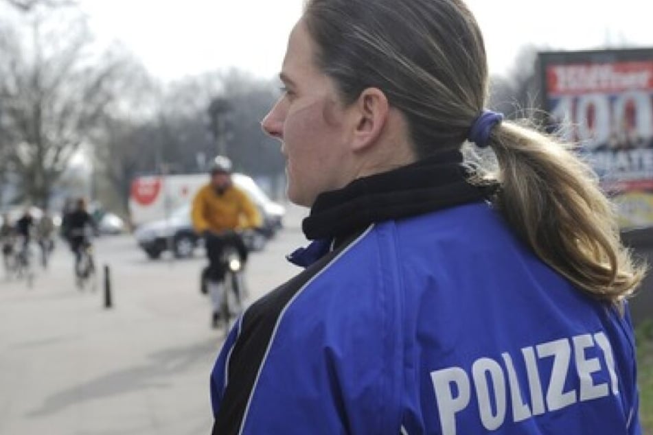Hier steht die Hamburger Fahrradstaffel an einem Radweg. Ziel der Hamburger Polizei ist es vor allem, die Zahl der Radunfälle zu senken.