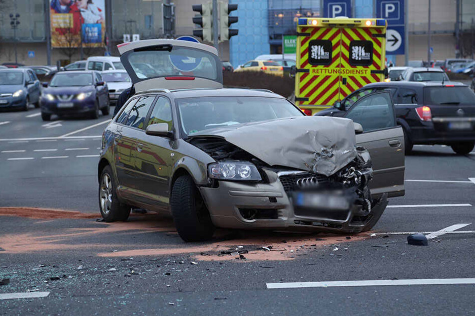 Frontalcrash! Ein Audi A3 war mit einem Ford Focus zusammengekracht.
