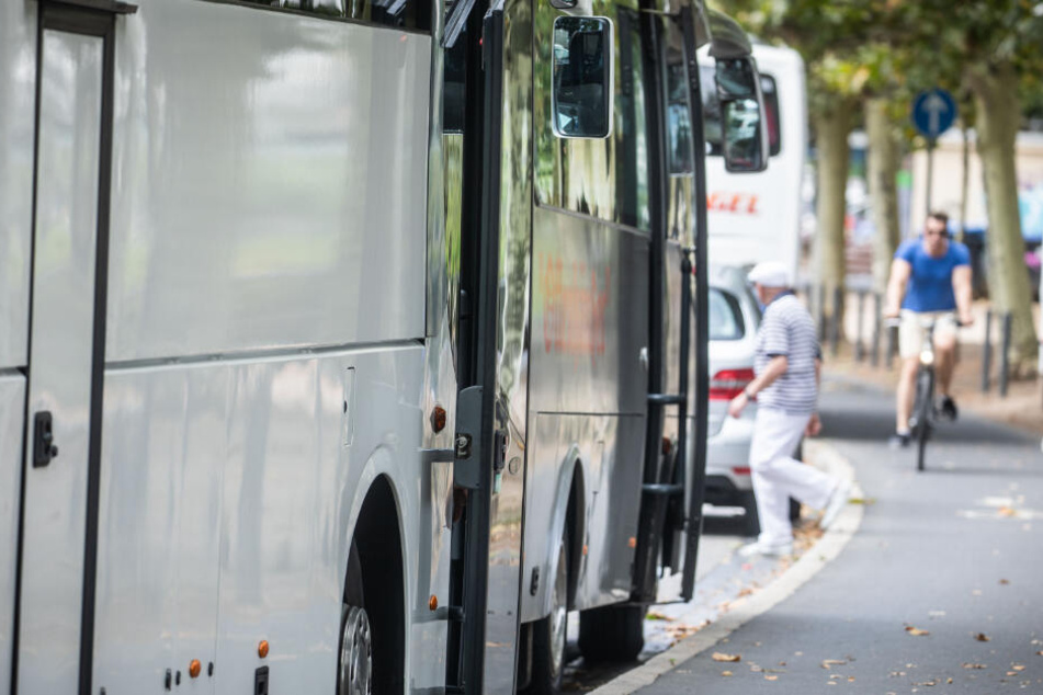 Der Busfahrer wollte links abbiegen und übersah das entgegenkommende Motorrad. (Symbolbild)
