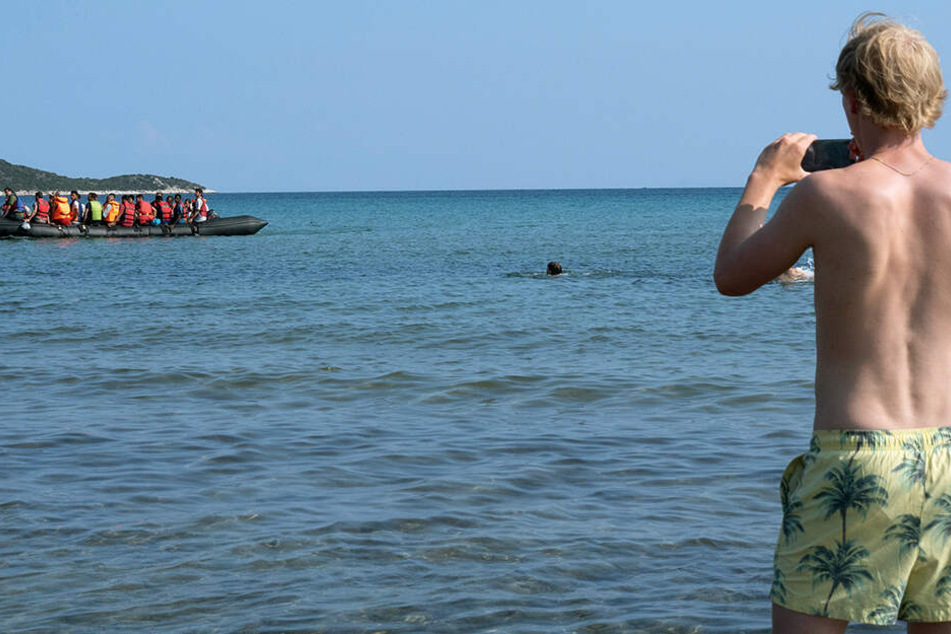 Florian (Bruno Alexander) ist der Erste, der das Flüchtlingsboot erblickt, das es bis an die griechische Küste geschafft hat.