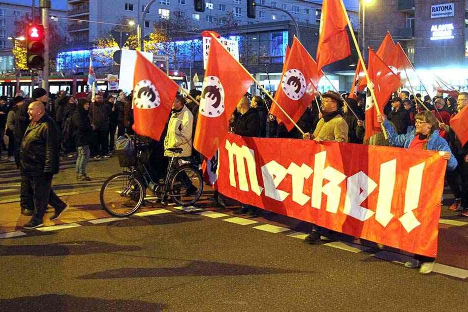 Rund 200 Teilnehmer der rechts-satirischen "Merkel-Jugend" zogen durch Chemnitz.