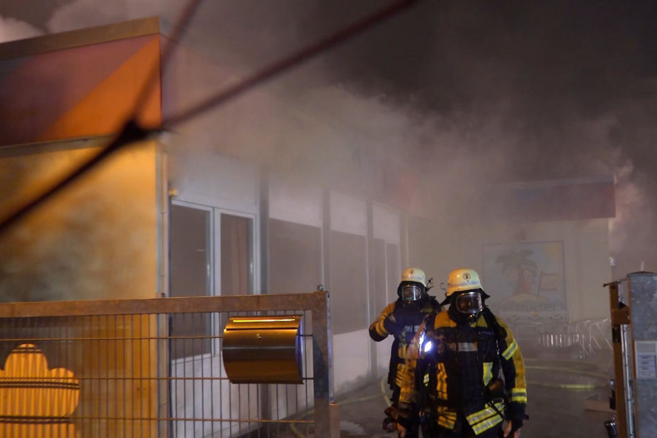 Als die Feuerwehr eintraf, war der Kindergarten bereits schwer beschädigt.
