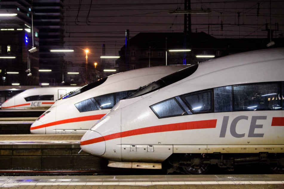 Der Schnellzug hatte seinen Zielbahnhof erreicht. Warum der 18-Jährige sich an der Zugbegleiterin vergriff, war unklar.