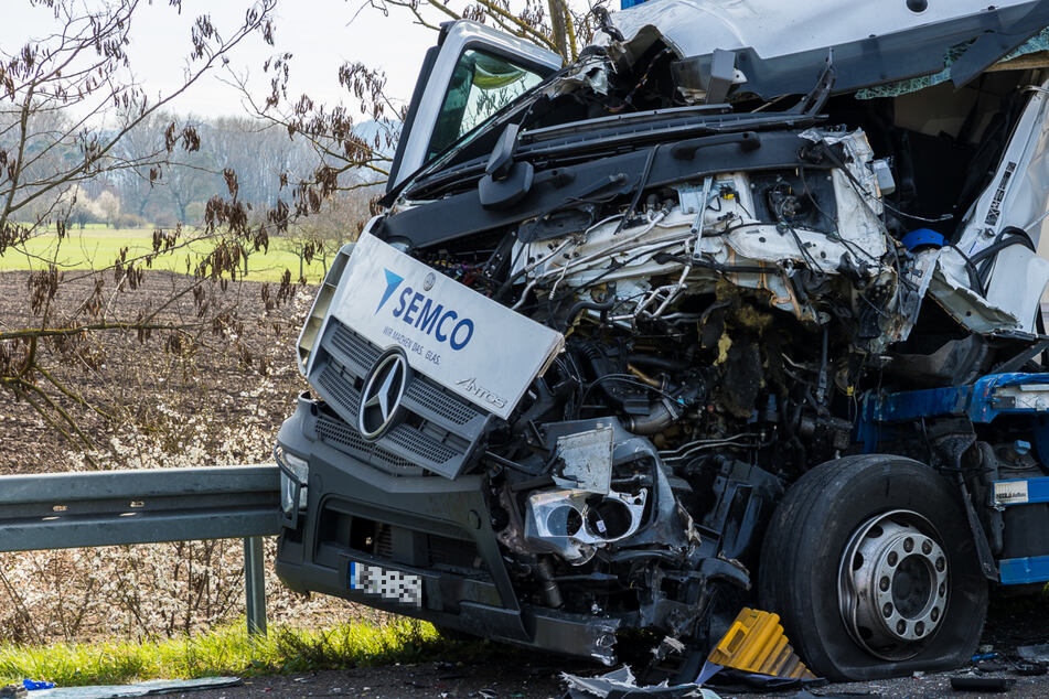 Lastwagen kracht in Stauende auf A67: Fahrer eingeklemmt!