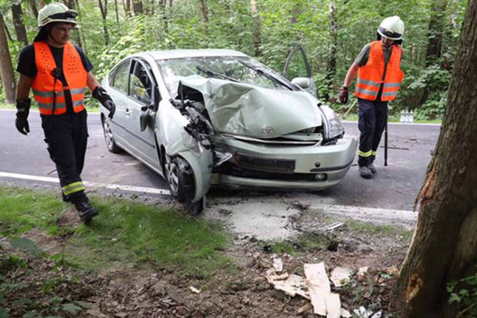 Der Toyota krachte gegen einen Baum.