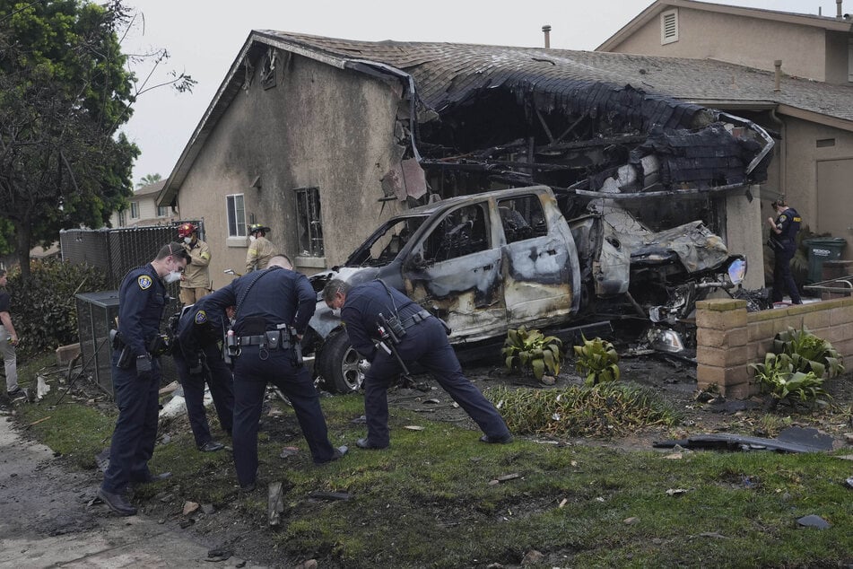 Plane crashes into residential area: several dead