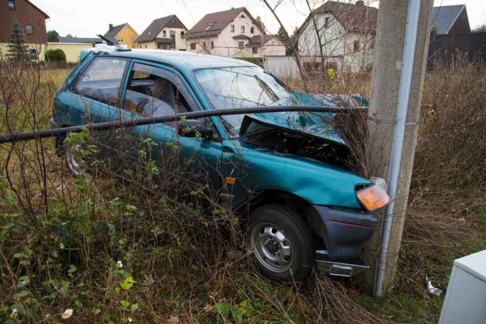 Das Auto ist ungebremst am Strommast gelandet.