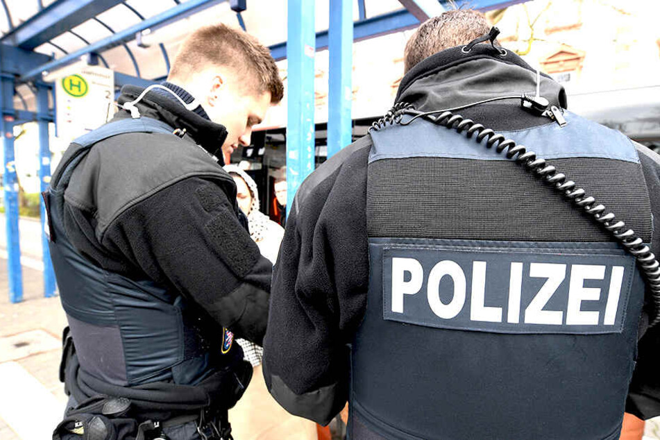 Zwei Männer ohne Ticket gerieten während der Fahrt und am Bahnhof in Streit.