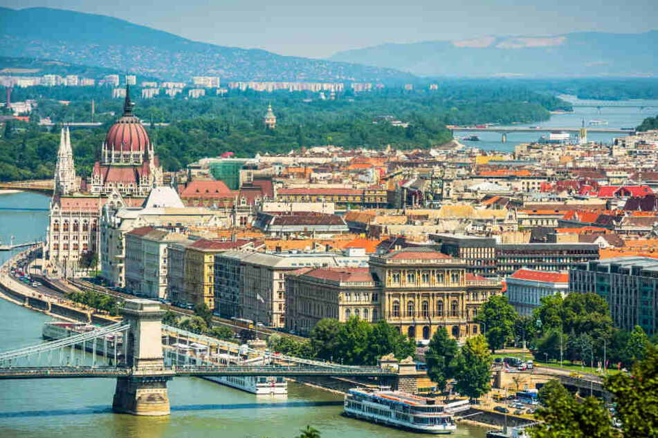 Aussicht auf Donau und Budapest in der Tageszeit. (Symbolbild)
