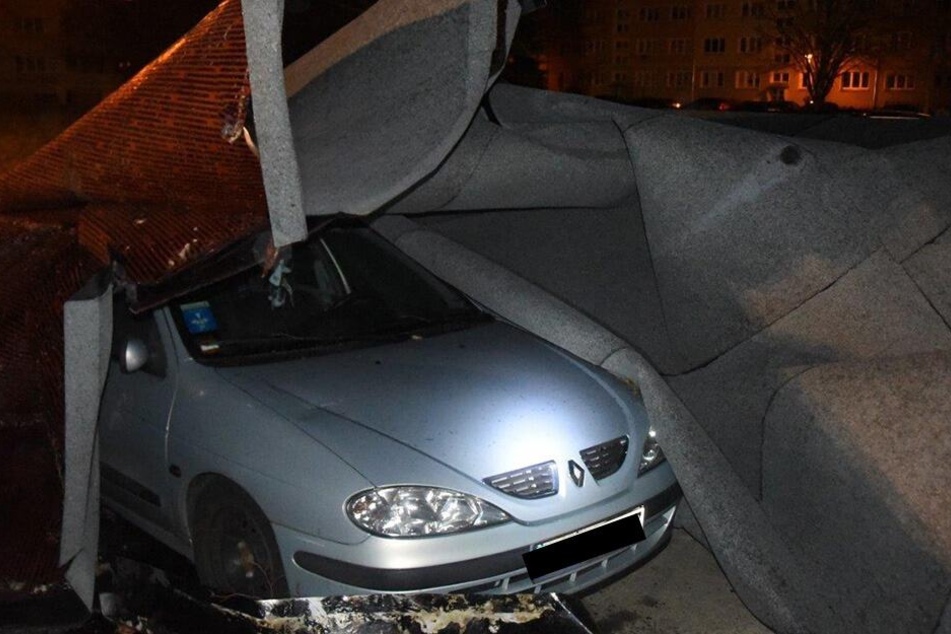 In Zittau flog das Dach eines Neubaublocks davon, mehrere Autos wurden beschädigt.