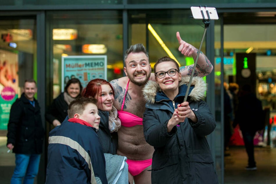 Knallwach-Wette verloren, ab auf die Prager Straße nach Dresden: Julian musste sich im Februar 2016 im pinken Bikini präsentieren, Franzi knipste.