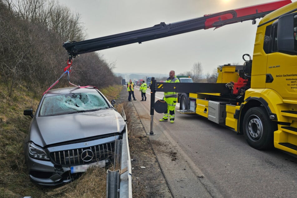 Der Mercedes musste abgeschleppt werden.