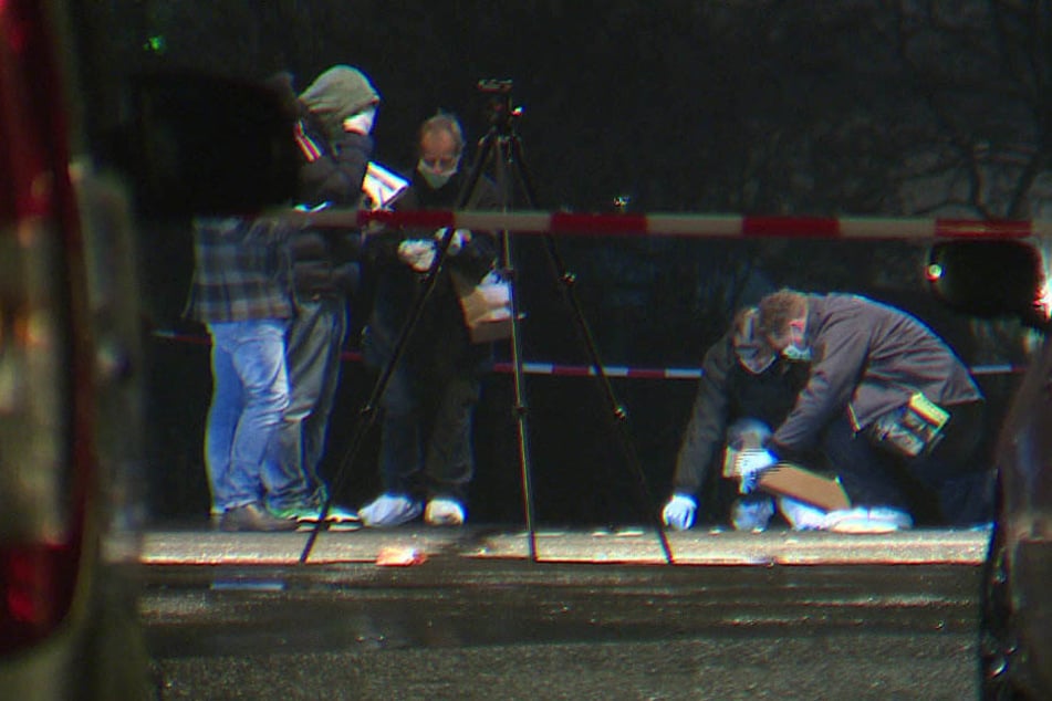 Polizisten untersuchen den Tatort in Neukölln.
