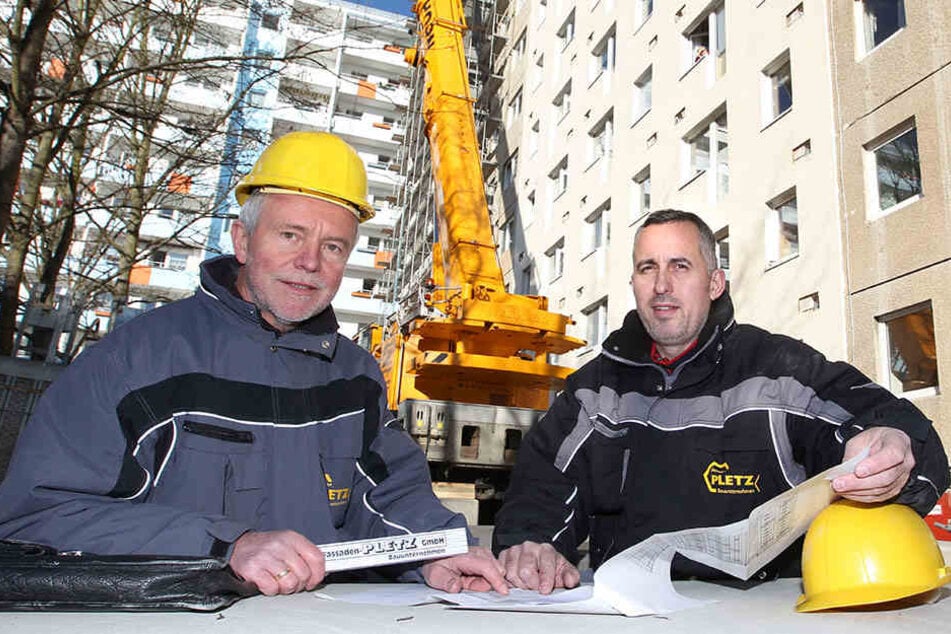 Siegfried Pletz (65), Senior-Chef der Fassaden-Pletz GmbH, kann nicht auf Bauingenieur Xhevdet Ibrahimi (46) verzichten - doch er hat keine Wahl.