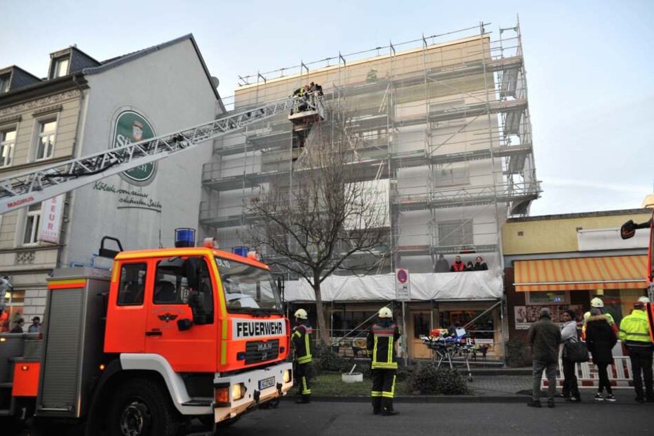 An der Ostheimer Straße musste die Feuerwehr mehrere Personen von einem Gerüst retten.