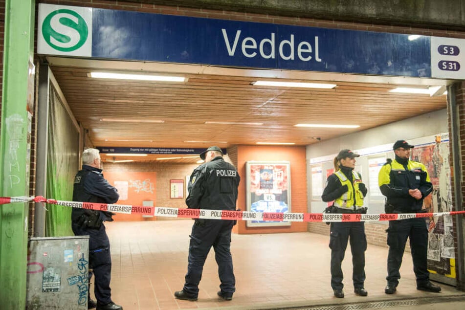 Polizisten sperren nach der Explosion einen Bahnsteig zum S-Bahnhof Veddel ab.