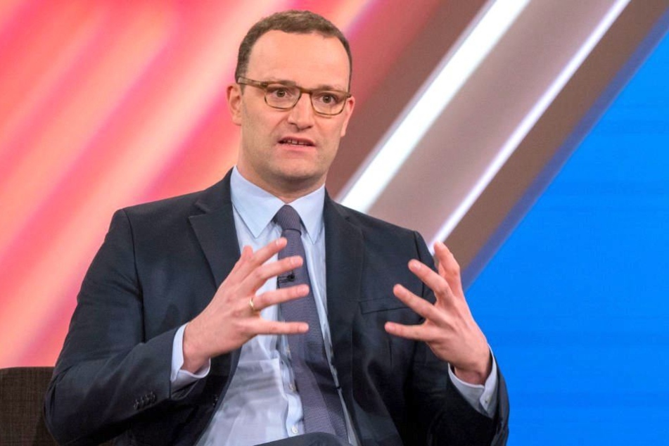Obwohl er selbst kinderlos ist, will Gesundheitsminister Jens Spahn (38, CDU) Kinderlose mehr zur Kasse bitten.