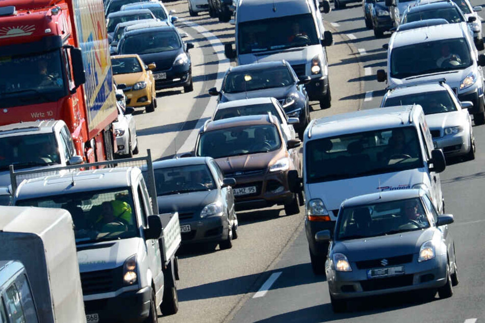 Die Autobahn wurde voll gesperrt, es kam zu einem kilometerlangen Stau (Symbolbild).