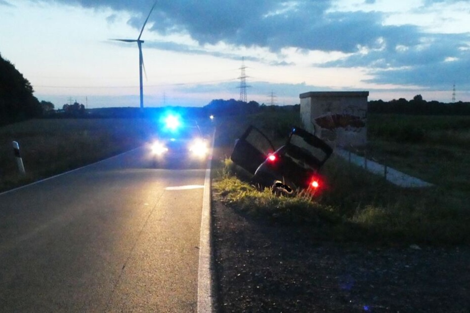 Den flüchtigen Wagen fand die Polizei schließlich in einem Straßengraben.