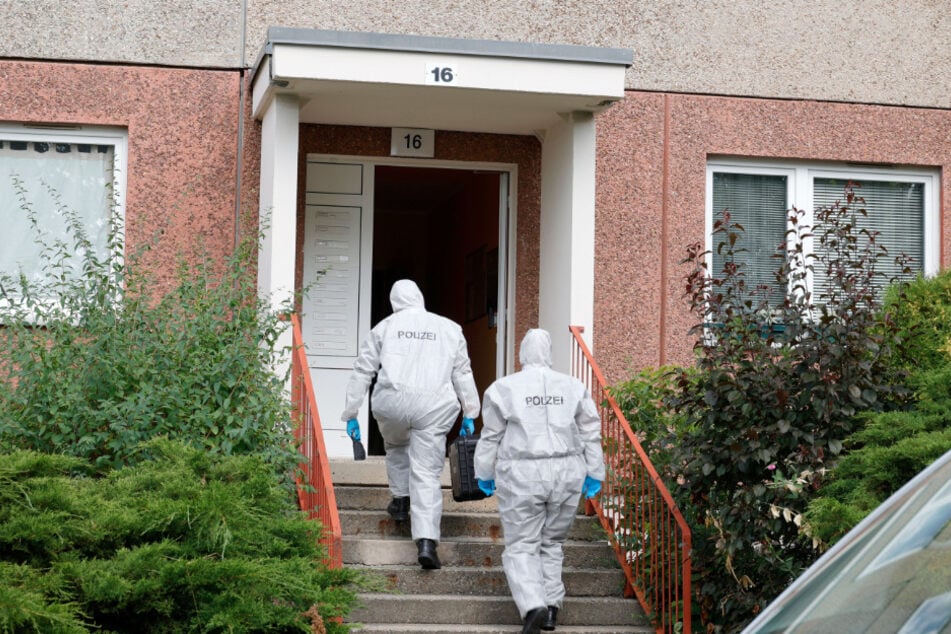 Polizei und Rettungskräfte verschafften sich Zutritt zur Wohnung der toten Nina Z. (†35) in der Chemnitzer Marie-Tilch-Straße.