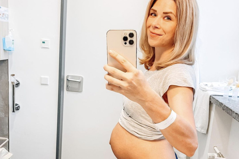 Stolz präsentiert die 43-jährige Tanja Szewczenko ihre immer kleiner werdende Babykugel, die ihr seit der Geburt noch geblieben ist.