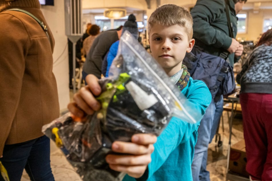 Fritz (11) zeigte sein neues Bau-Set, das er im Fahrzeugmuseum gekauft hat.