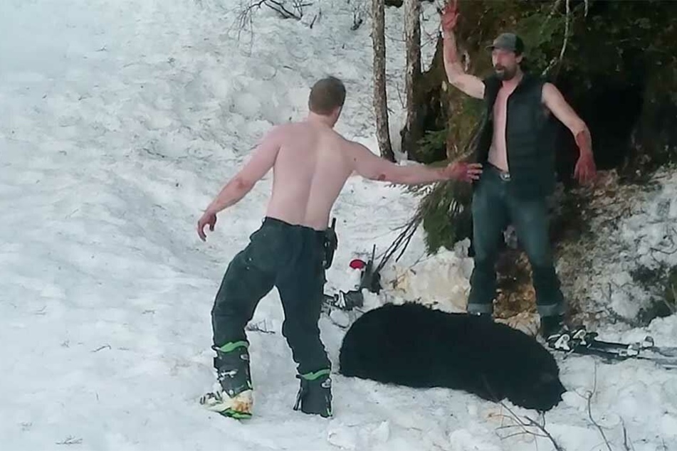 Nach ihrer feigen Tat klatschen sie die Wilderer triumphierend ab.