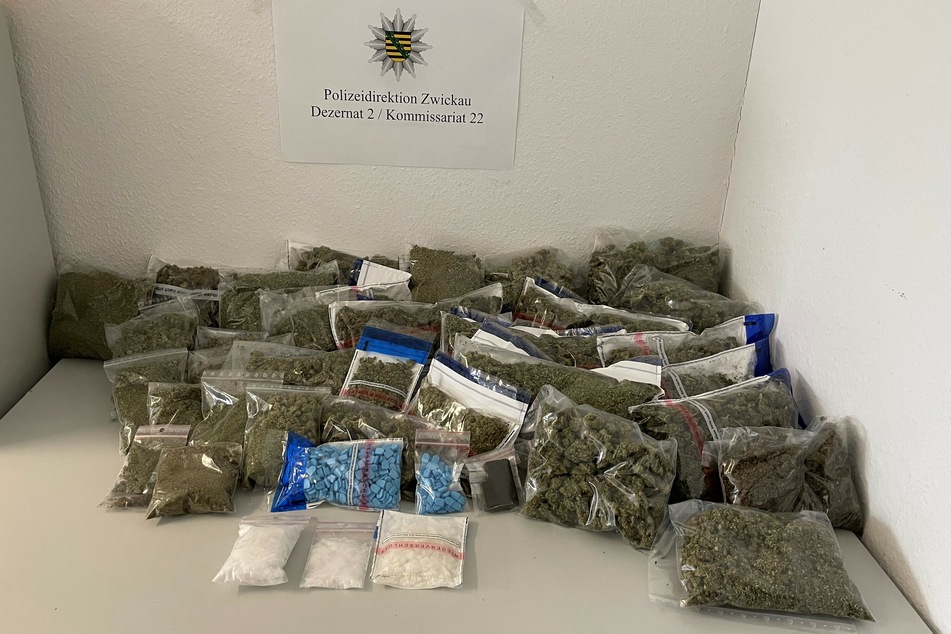 Die Polizei stellte bei einer Wohnungsdurchsuchung in Zwickau fast fünf Kilo Marihuana und weitere Drogen sicher.