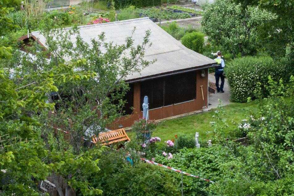 Der heute elf Jahre alte Junge soll von seinem Ziehvater (27) und anderen Männern über Jahre immer wieder schwer sexuell missbraucht worden sein. Haupttatort soll eine Gartenlaube in Münster gewesen sein.