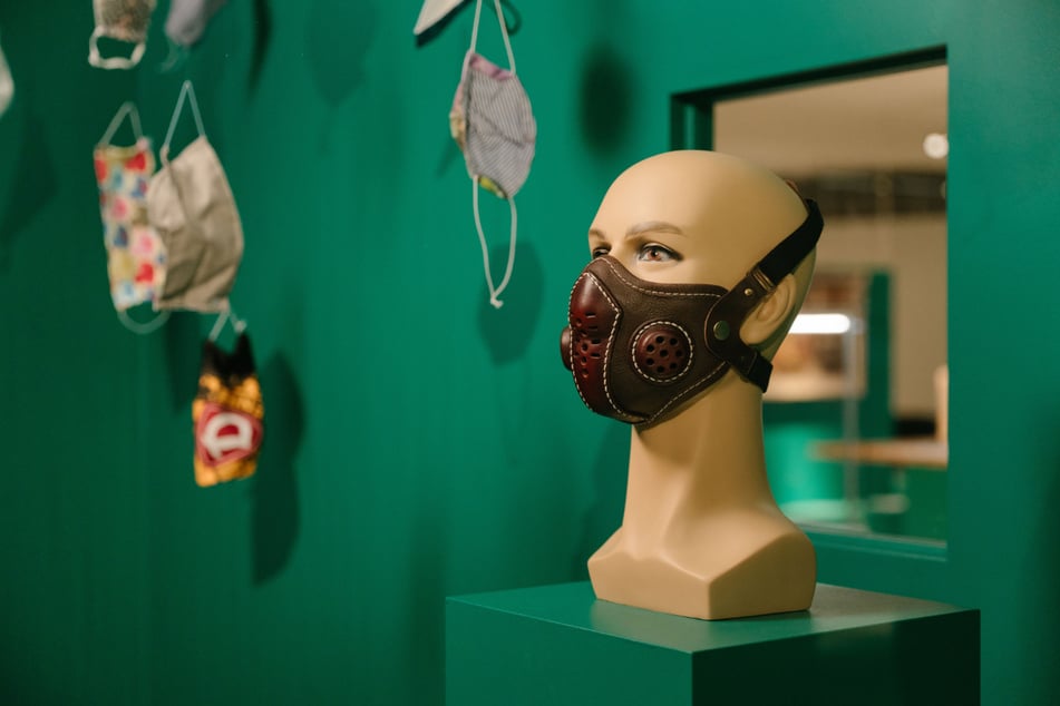 Bereits kurz nach Einführung der Maskenpflicht 2020 gab es bunte, selbstgemachte Mund-Nase-Bedeckungen, aber auch Designerstücke. Die Masken leiten über zu dem Themenbereich Mode &amp; Accessoires.
