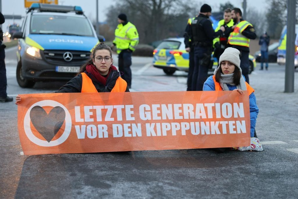 Aktivisten der "Letzten Generation" haben sich am Montagmorgen auf der B2 in Leipzig festgeklebt.