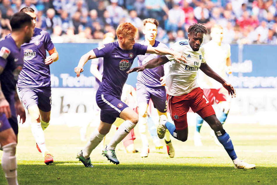 Schon immer sehr bissig und aggressiv im Kampf Mann gegen Mann: Fabian Kalig (l., hier gegen HSV-Star Bakery Jatta.