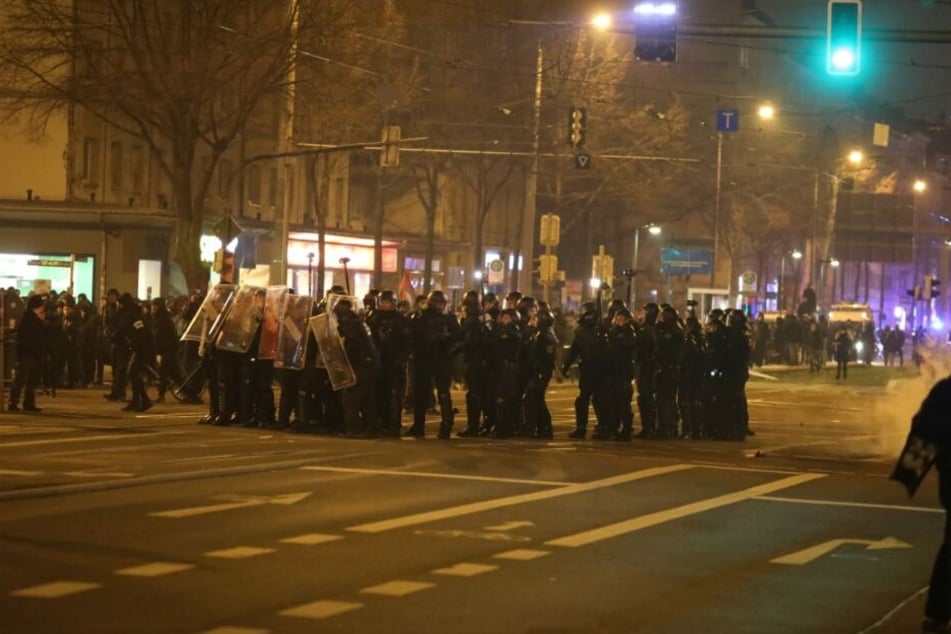 Auf der Richard-Lehmann-Straße standen sich die Einsatzkräfte der Polizei und die Demonstranten gegenüber.