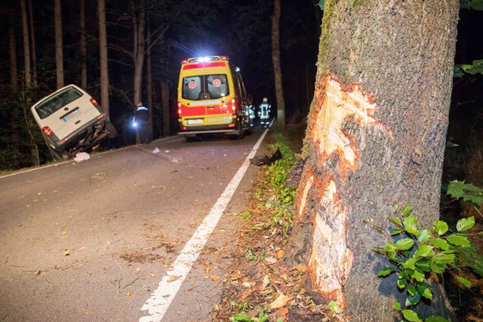 Der Transporter krachte zuerst gegen einen Baum.