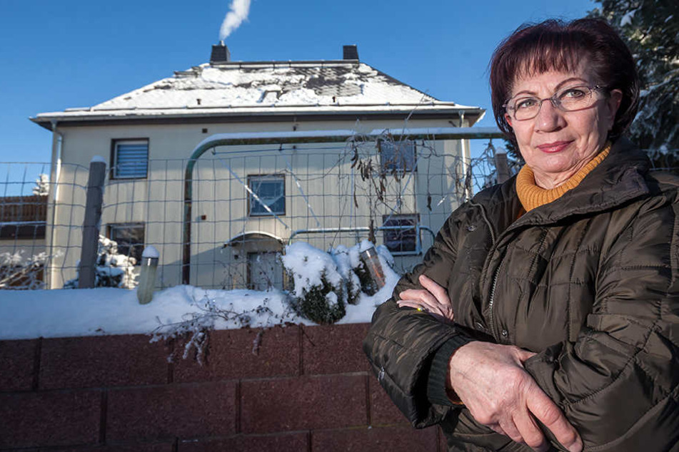 Waltraud Pecher (73) vor ihrem Haus in der Zwickauer Karl-Marx-Straße. Seit Montag fehlen hier Strom, Wasser und Heizung, sagt sie.