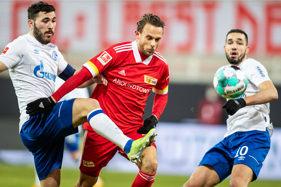 Unions Angreifer Marcus Ingvartsen (M.) hatte gegen S04-Kapitän Sead Kolasinac (l.) und den mal wieder begnadigten Nabil Bentaleb einen schweren Stand.