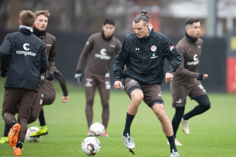 Zwar schoss Neuzugang Alex Meier (Mitte) ein Tor für den FC St. Pauli, doch die Mannschaft verlor ihr Testspiel (Archivbild).