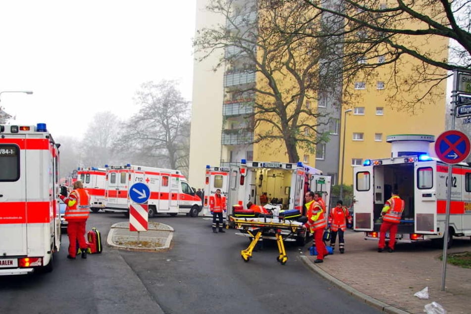 Auch zwei Sanitäter mussten wegen einer Vergiftung ins Krankenhaus gebracht werden. (Symbolbild)