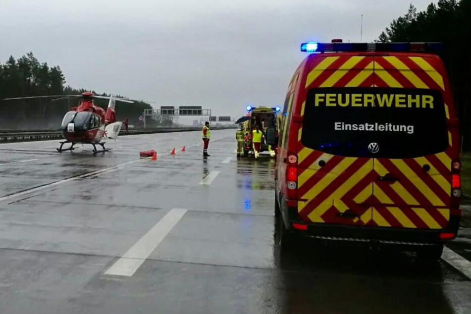 Ein Rettungshubschrauber landete an der Unfallstelle.