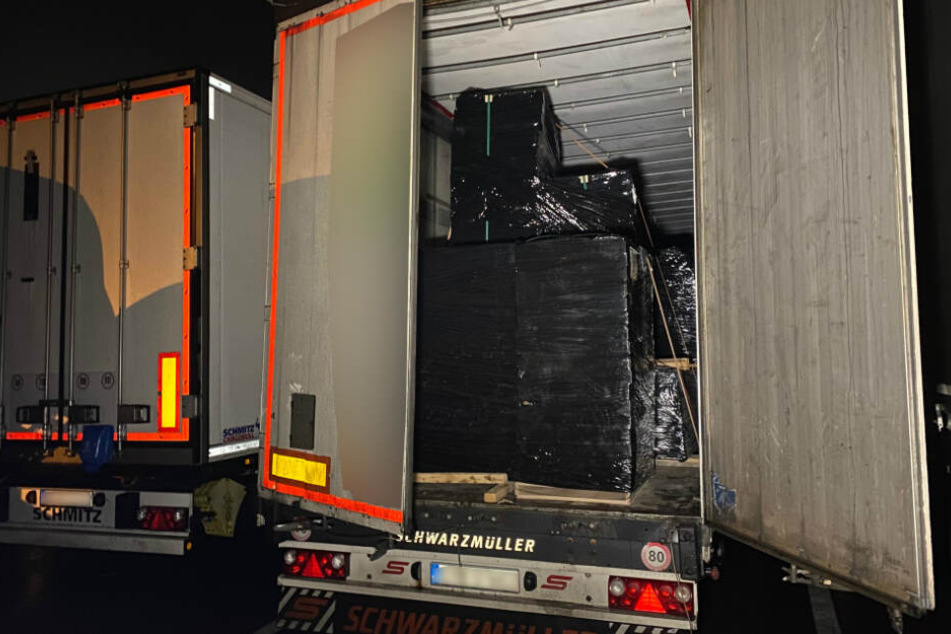 Die Polizei befreite die vier Männer aus diesem Lkw.
