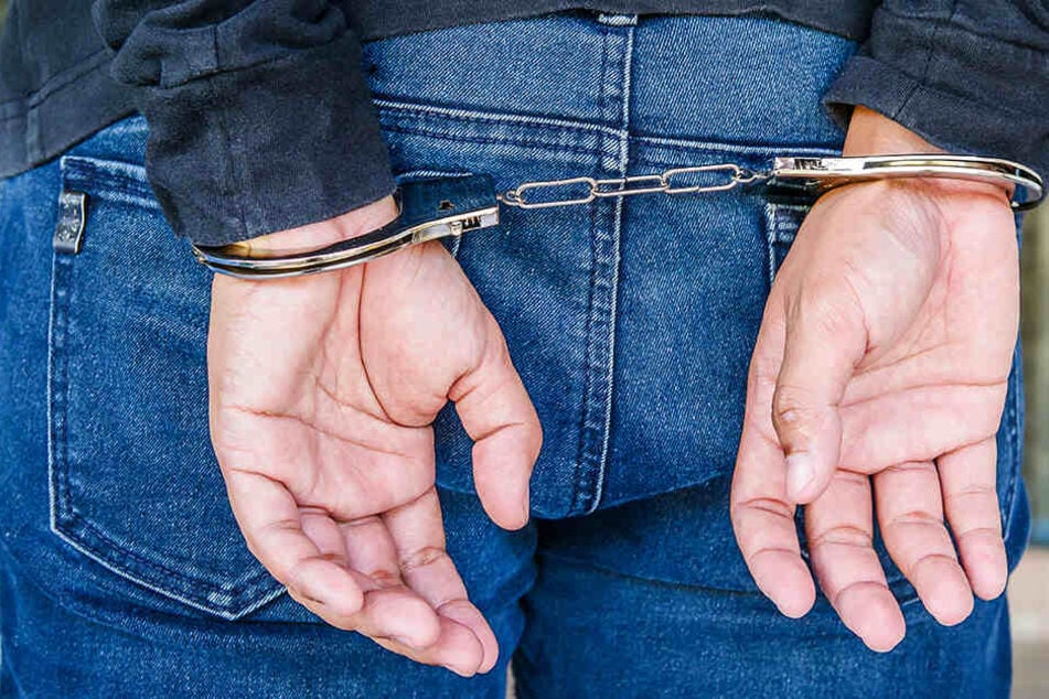 Der Mann der Frau wurde verhaftet, doch der Täter will er nicht gewesen sein.