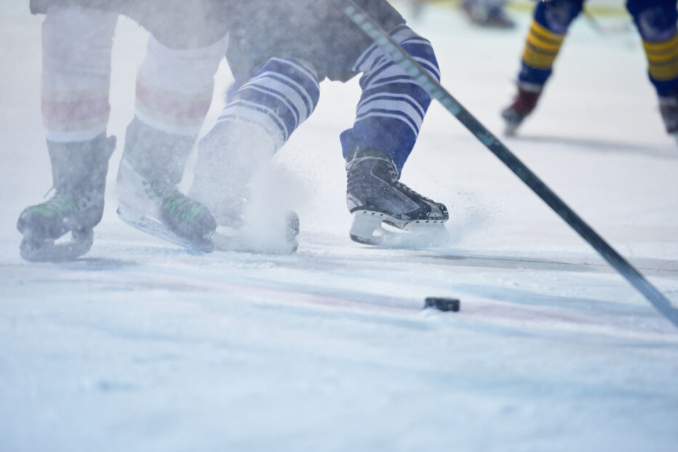 Nach einen Eishockeyspiel rastete ein Spieler aus und griff einen Zuschauer an.
