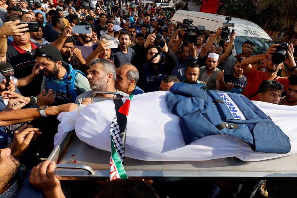 Palestinian journalists break down on air after killing of colleague: "We can't take it anymore"