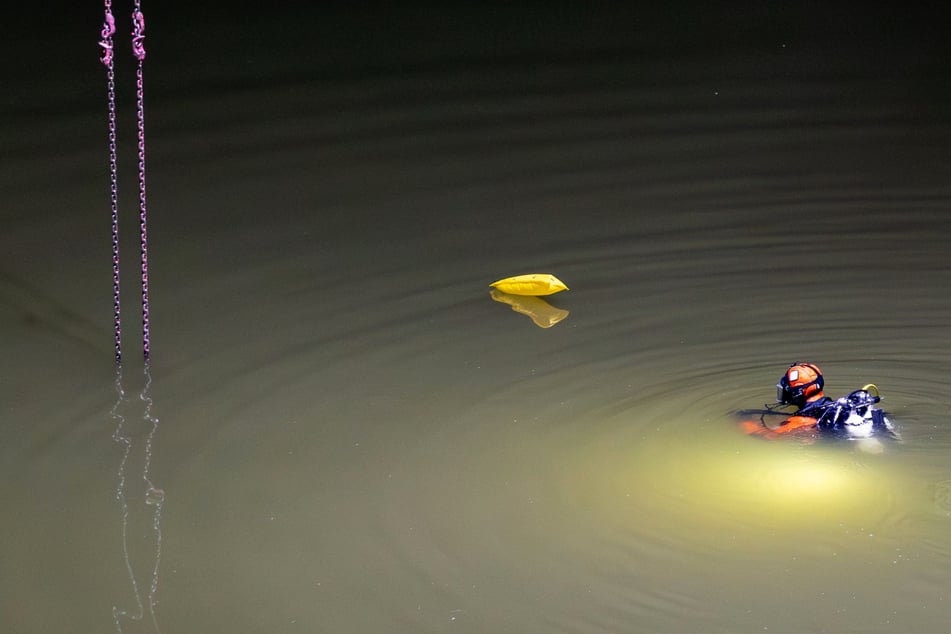 Zwei der fünf Insassen mussten von Feuerwehr-Tauchern aus dem gesunkenen Fahrzeug befreit werden.