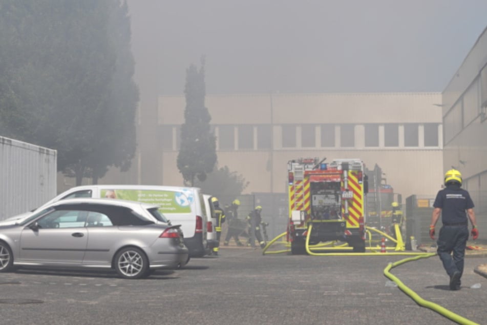 Lagerhallen-Brand in Kriftel: Die Polizei warnte vor Geruchsbelästigung. Eine Gefahr für die Bevölkerung bestehe aber nicht.