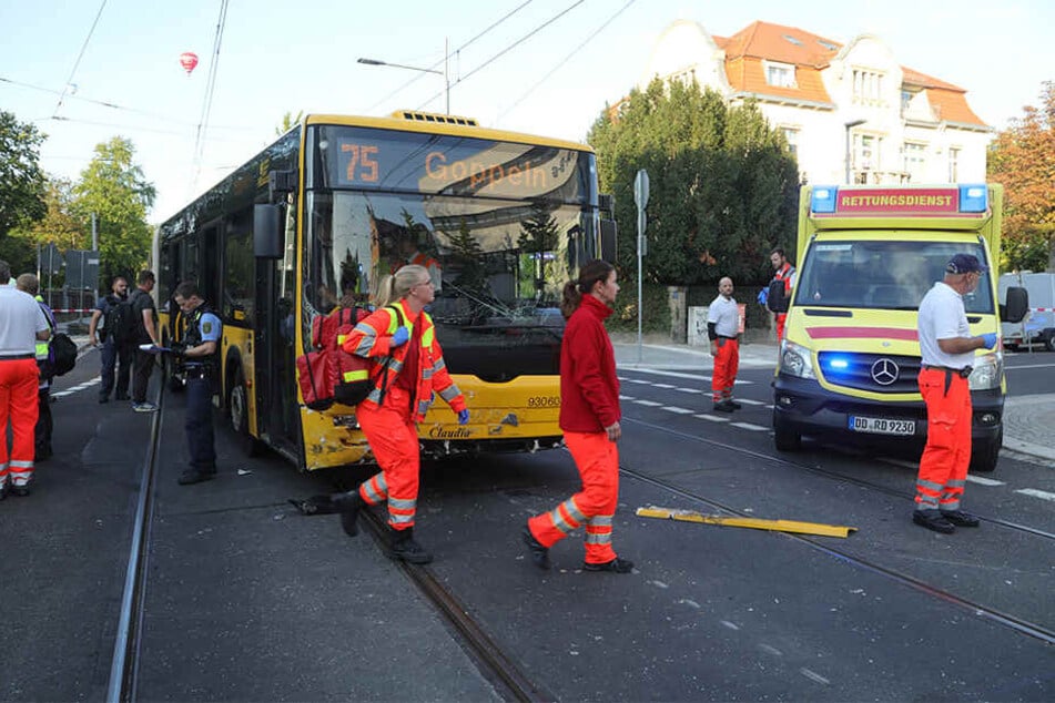 Polizei und Rettungsdienst eilten zum Unfallort an der Wiener Straße / Oskarstraße.