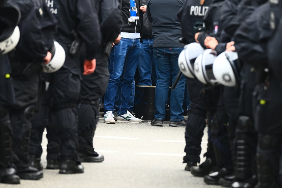 Die Polizei bekommt es am Sonntag in Hamburg wohl mit Fans von sechs Vereinen zu tun.