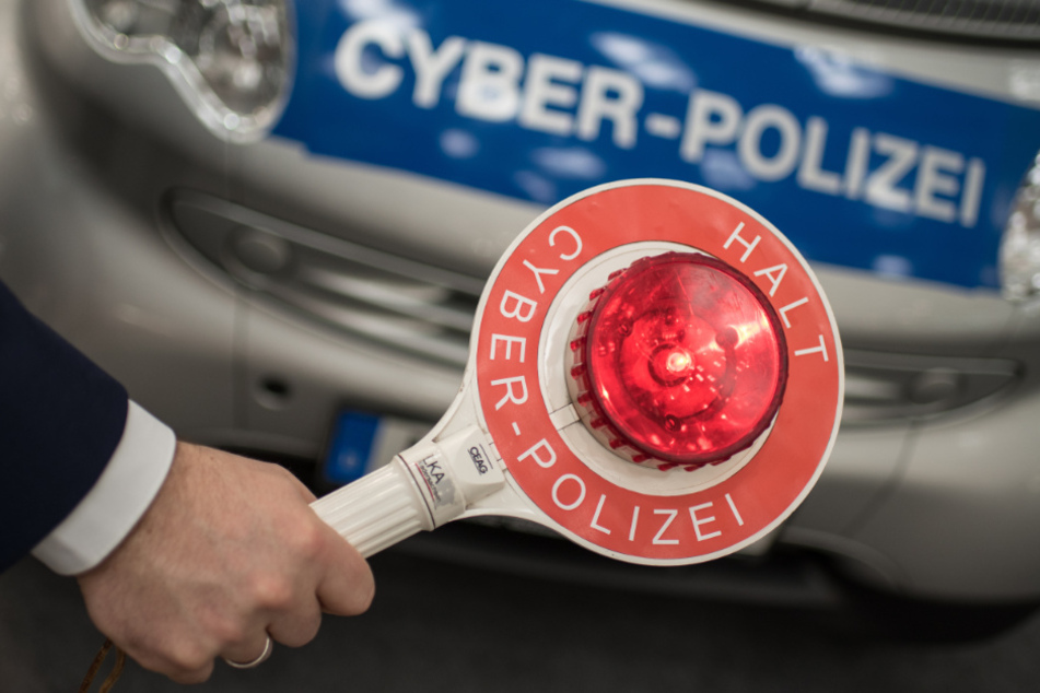 Hass-Kommentare im Internet sind schnell getippt. Die Folgen bekamen nun 17 Männer und Frauen zu spüren. (Symbolbild)