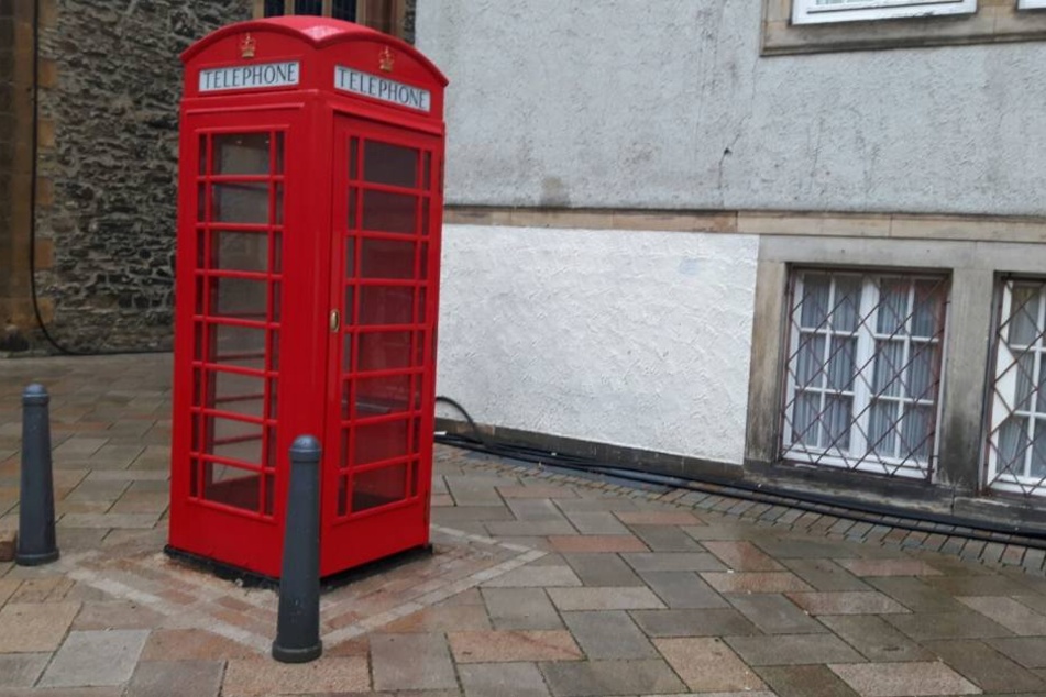 Noch ist das Münztelefon in Reparatur. Die Telefonzelle steht inzwischen aber wieder an seinem alten Platz.